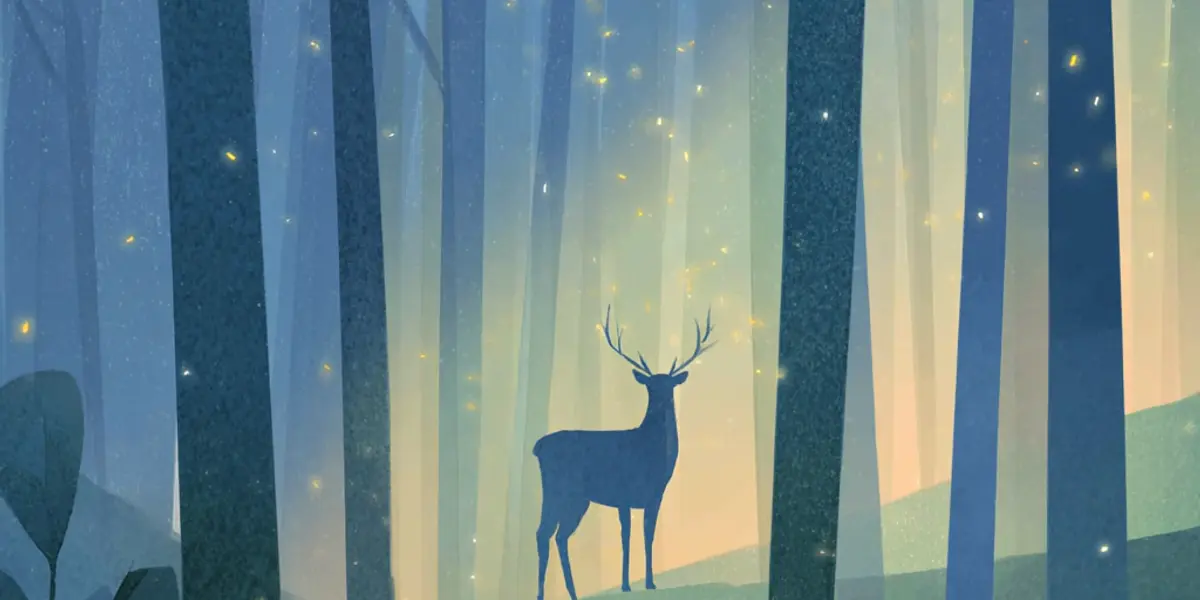 Ein Hirsch steht in einem dämmrigen Winterwald, umgeben von kleinen goldenen Lichtern zwischen den Bäumen.