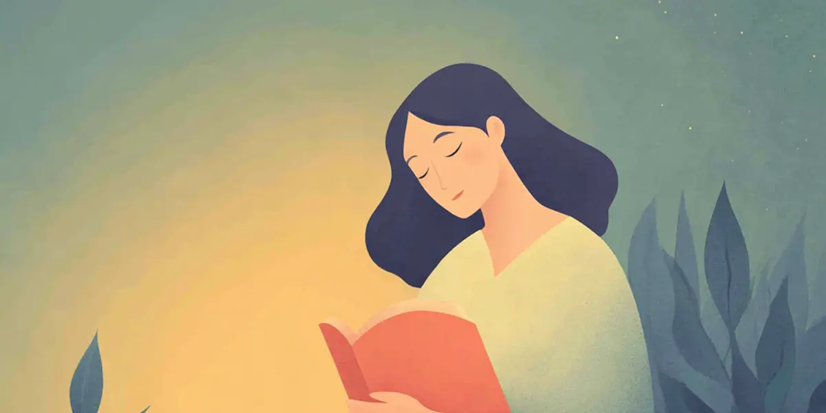 Une femme lit un livre ouvert, les yeux baissés, dans une lumière dorée, sous un ciel étoilé et parmi des feuillages sombres.